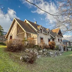 Hébergement de vacances #hp La Maison Des Lilas Large Family House Sleeps 12 Garden, Seyssinet